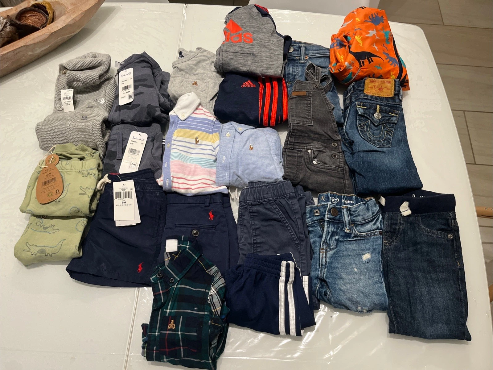 Lot of 21 Boys Toddler Clothes Polo Ralph Lauren GAP, True Relig, Splendid 6m-3T
Opens in a new wind