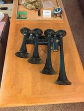 VIXEN HORNS TRAIN AIR HORN 4 TRUMPETS BLACK FOR TRUCK/CAR/SUV LOUD SOUND DB 12V