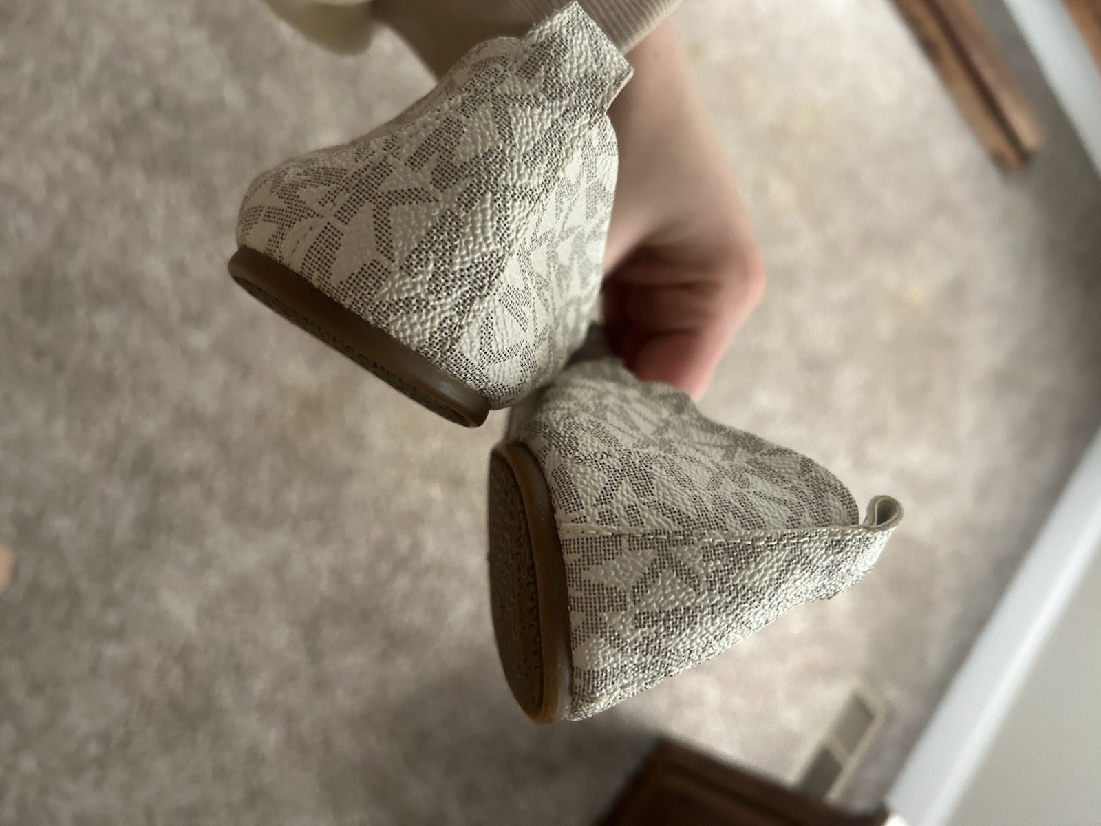 Michael Kors New Women’s flats leather White & Grey pattern Size 7.5-8 thumbnail 4