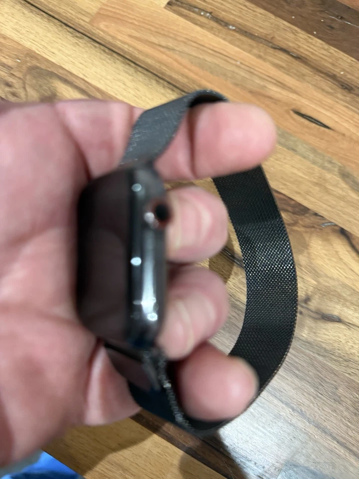 Apple Watch Series 8 45mm Stainless Steel Graphite, GPS Cell, Milanese Loop - Image 4 of 4