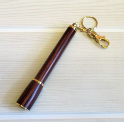 Lampe Torche Porte-clés Imitation Bois Acajou Et Métal Doré - Petit Format