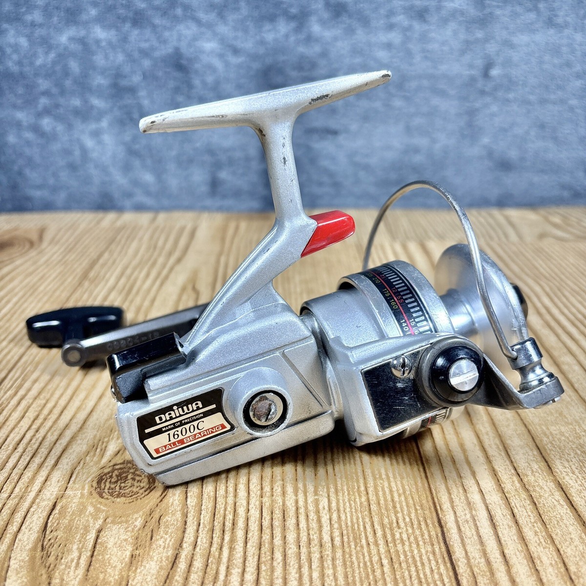 ダイワ シマノ ビンテージ レトロ Vintage Daiwa 1600C Fishing Spinning Reel Freshwater Front Drag
