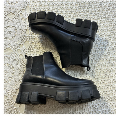 Forever 21 Women s Black Chelsea Ankle Boots Pull On Platform Thinsulate 5.5