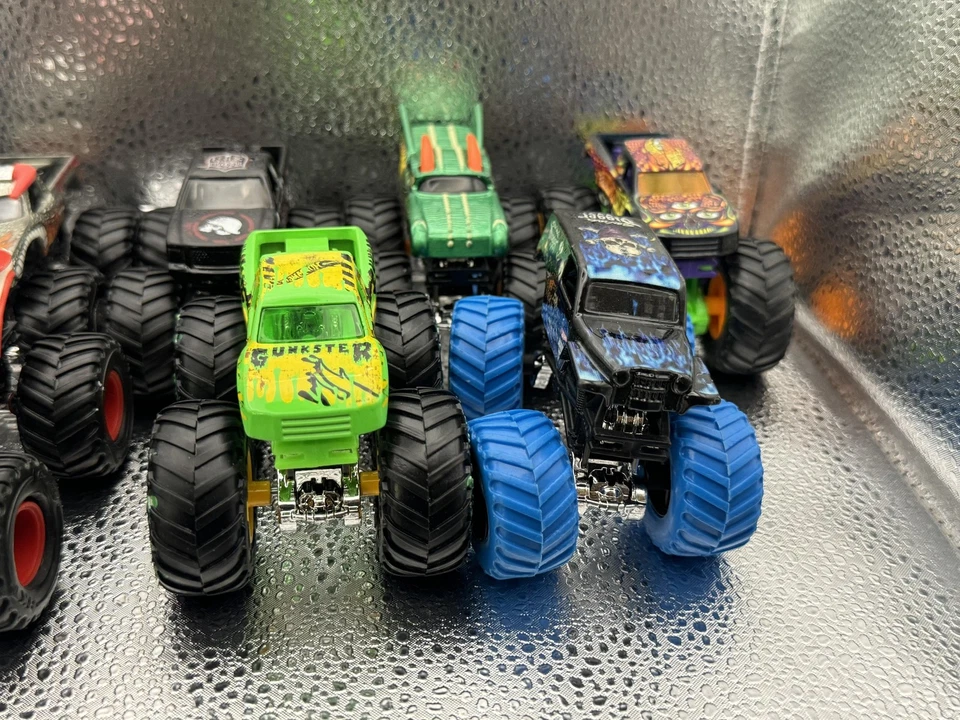 Hot Wheels Monster Jam Lote 9 Camiones Superman Capitán América Grave Digger Marvel Foto 3 de 4