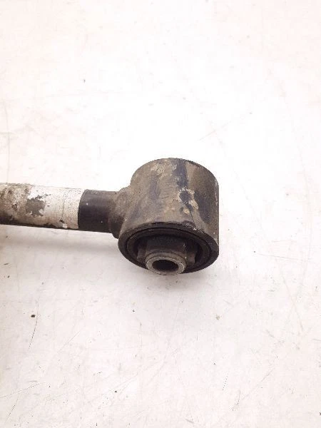 95-04 BRAZO DE CONTROL INFERIOR TRASERO LADO PASAJERO TOYOTA AVALON  Foto 3 de 4