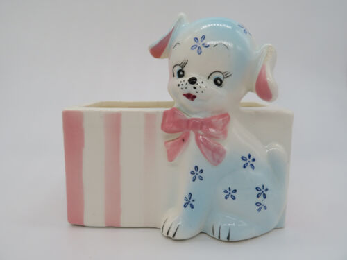 Vintage Enesco Pflanzgefäß Kitsch Kinderzimmer blau Blumen Welpe Hund mit rosa gestreifter Box - Bild 1 von 10