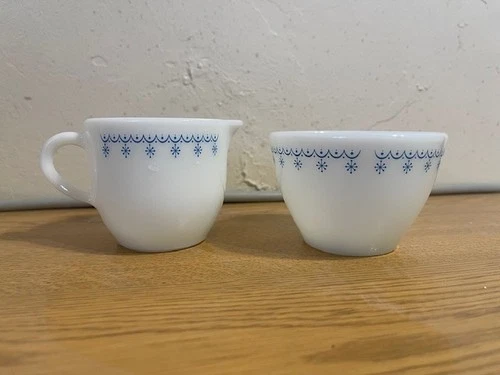 PYREX CORELLE CORNING BLUE SNOWFLAKE GARLAND GLASS CREAMER SUGAR BOWL SET VTG