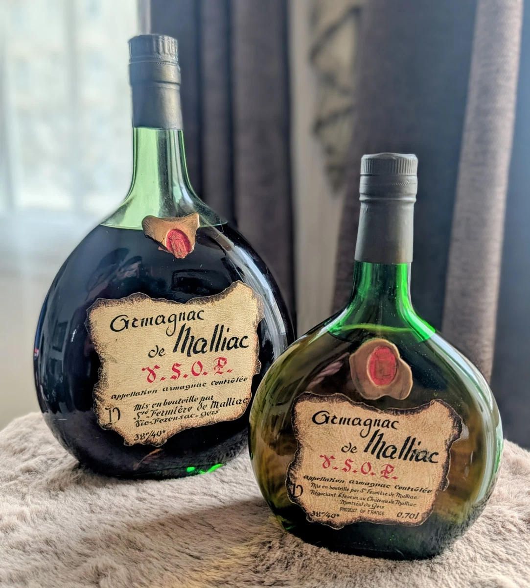 Bouteilles en verre de brandy cognac whisky sertie de pots d'alcool