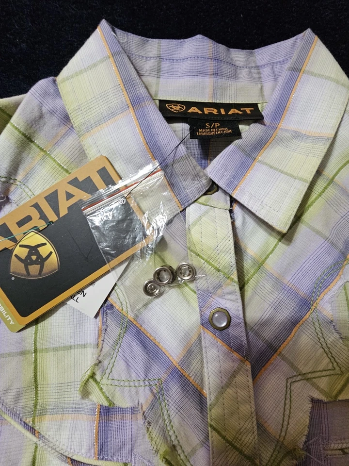 Camisa feminina Ariat com botões. Cores pastel. Tamanho pequeno. Botão de pressão - Imagem 4 de 4