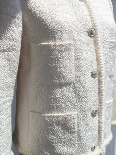 Chanel Pre-Fall 2021 Metiers D'Art White Embossed CC Logo 21A Jacke - Bild 9 von 23