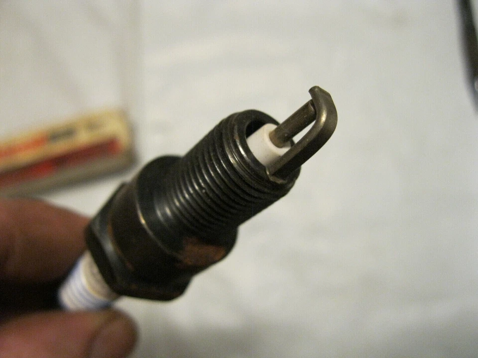 Spark Plug-Suppressor Plug Motorcraft AGS44 Foto 3 de 4