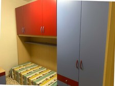 Cameretta bambino/ragazzo, con letto, armadio a ponte, scrivania, libreria.