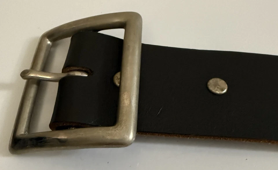 Cinturón de cuero negro Hollywood Trading Company HTC para hombre 32 con diseño con tachuelas Foto 3 de 4