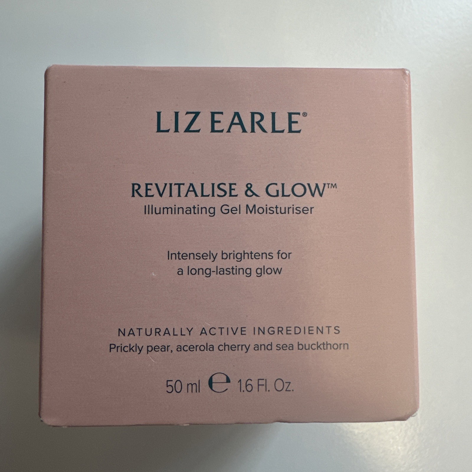 Liz Earle Liz Earlliz Earle Revitalise & Glow Illuminating Gel Moisturiser 50Mle Revitalise & Glow Illuminating Gel Moisturiser 50Ml - Image 3