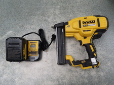 Dewalt DCN681 20V MAX XR 18 GA Cordless Narrow Crown Stapler w/ 4.0 AH Battery