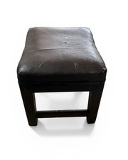 Sgabello vintage in legno con seduta imbottita in pelle