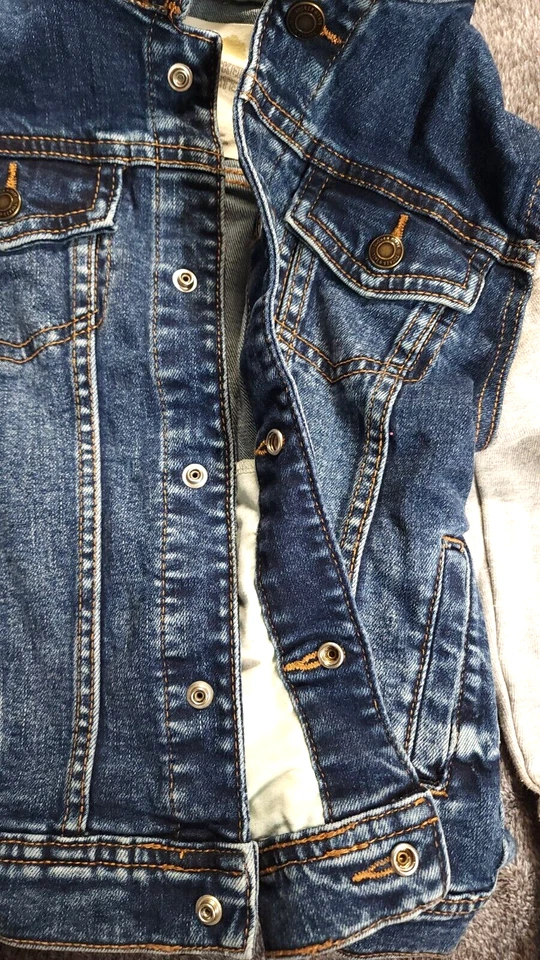 Chaqueta de mezclilla con capucha Tucker+Tate, lavado vintage con material de sudadera niños talla 7 Foto 4 de 4