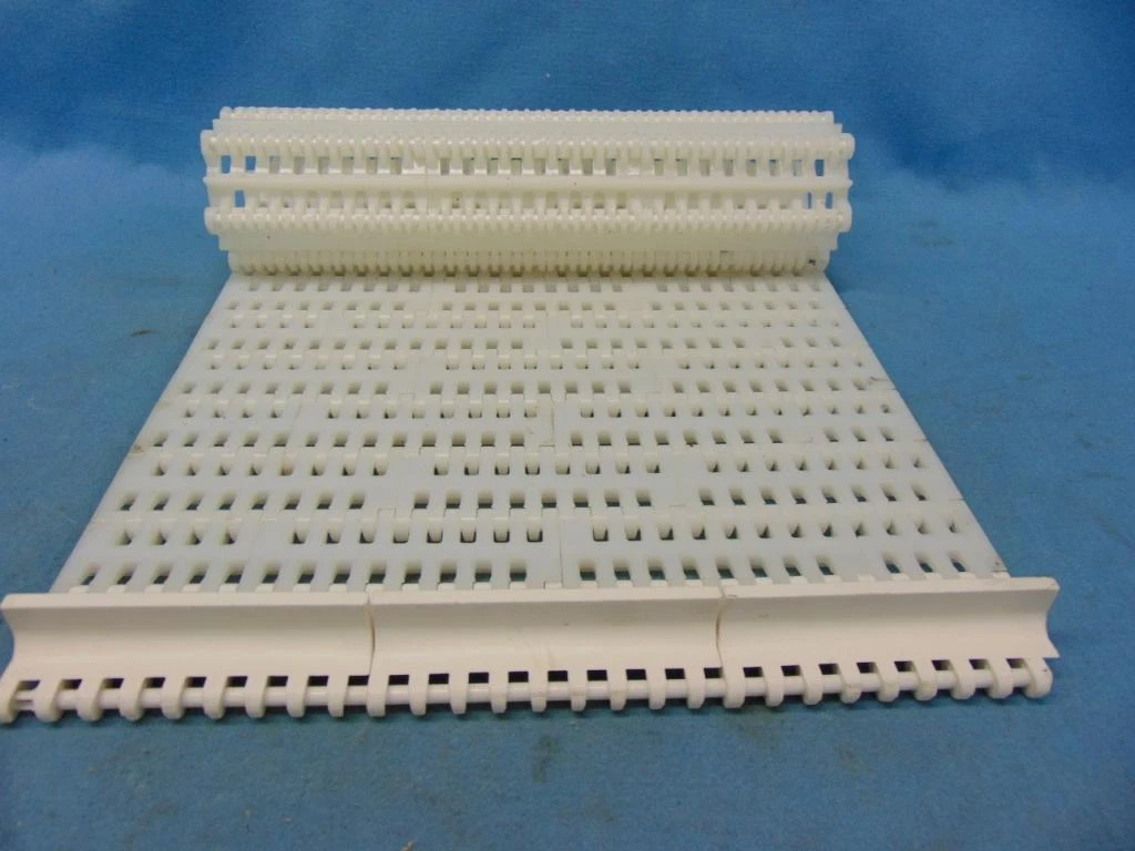 Conveyor belt clearance flights
