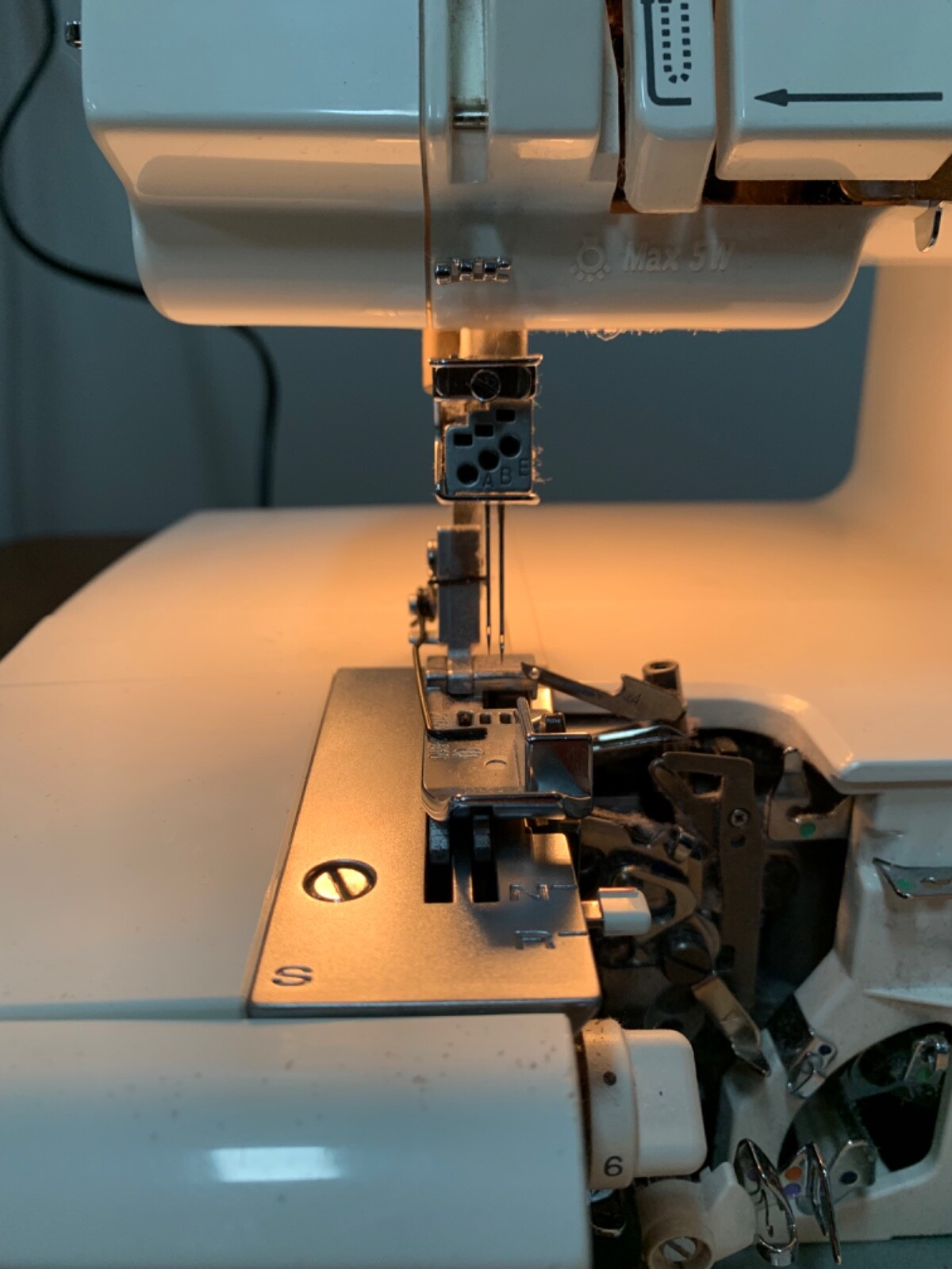 Husqvarna Viking Huskylock 936 Overlock Serger Sewing Machine eBay