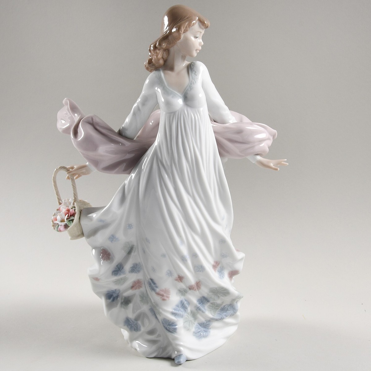 希少　美品　Spring splendor LLADRO Spring Splendor Woman Figurine | Lladró® USA