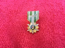 VIETNAM CAMPAIGN MEDAL HAT/LAPEL PIN MEASURES 1 AND 1/8TH INCHES