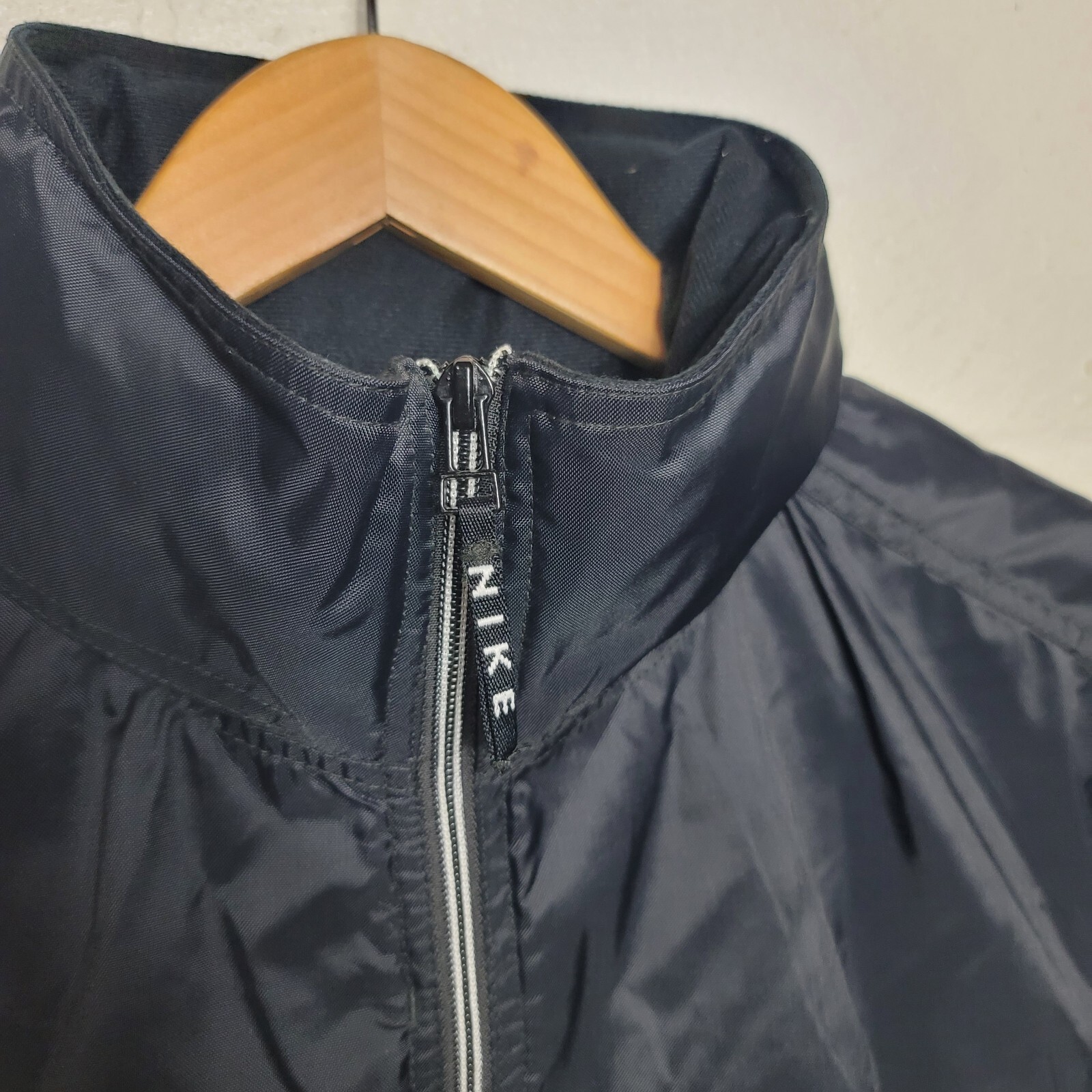 SACAI X NIKE Giacca a vento vintage anni 90 Y2K Nike nera foderata con etichetta zip intera righe uomo S