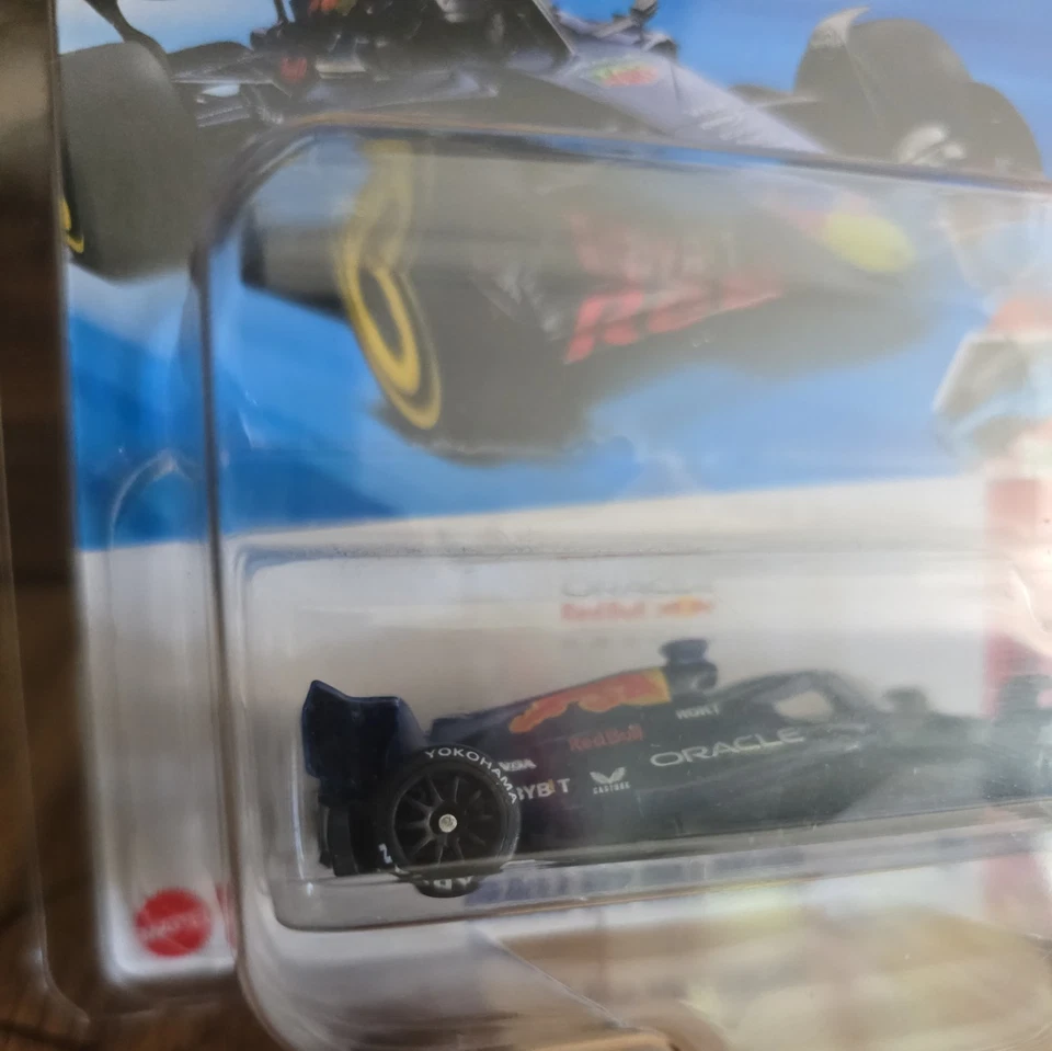 Coche Hot Wheels Oracle Red Bull Racing Fórmula 1 F1 2025 #59 con Advan Real Riders Foto 2 de 4