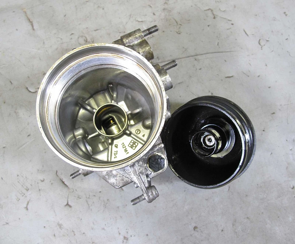 Carcasa de filtro de aceite de motor BMW S85 5,0 L V10 E60 M5 E63 M6 con tapa 2006-2010 USADO OE Foto 4 de 4