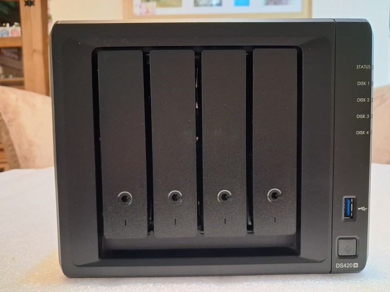 Synology DS420+ 4Bay NAS (10 GB RAM, 2 NVMe cache slots, 4x 3TB IronWolf HDD's)