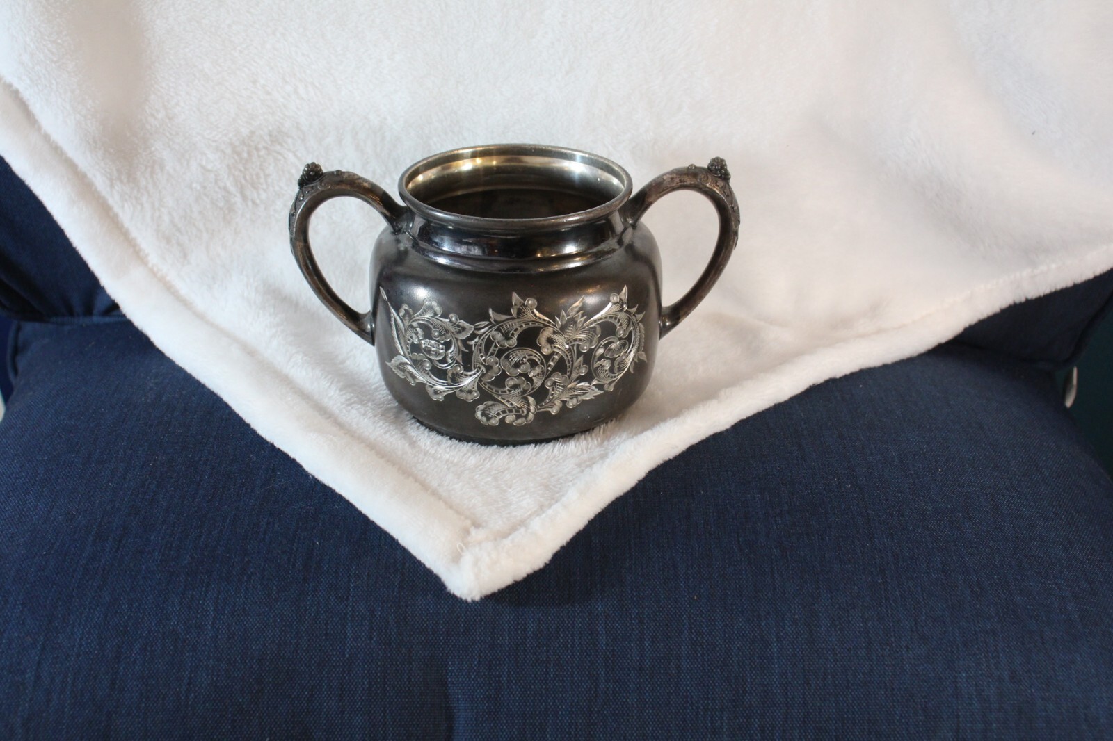 etched  Silver Sugar Bowl Middletown Plate Co. Quadruple plated marked 1120