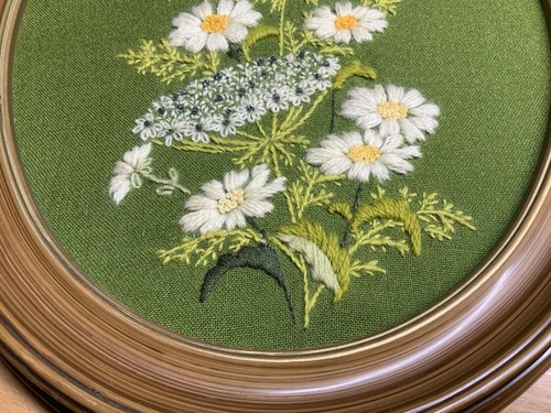 Vintage 2 Crewel Embroidered Wild Flowers on Green White Oval Frames 11 X 9 - Picture 6 of 11