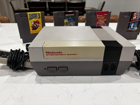 Nintendo NES Console Bundle TESTED 2 Controllers Zapper Super Mario Zelda