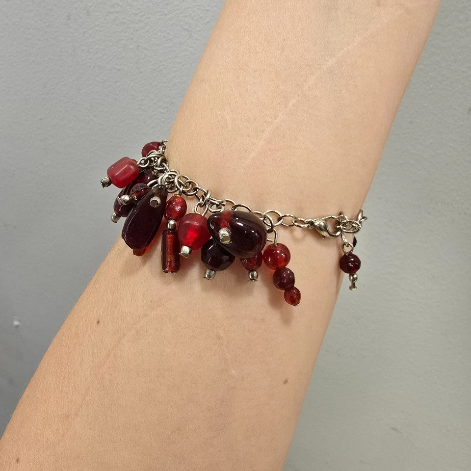 Brazalete de cadena de metal con cuentas de vidrio rojo arándano tono plata 7" + 1" ajustable Foto 4 de 4