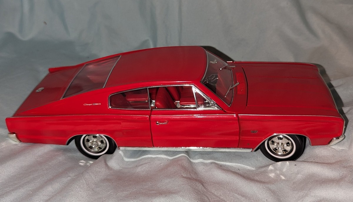 ROAD SIGNATURE 1966 RED DODGE CHARGER 426 HEMI 1:18 DIECAST RARE