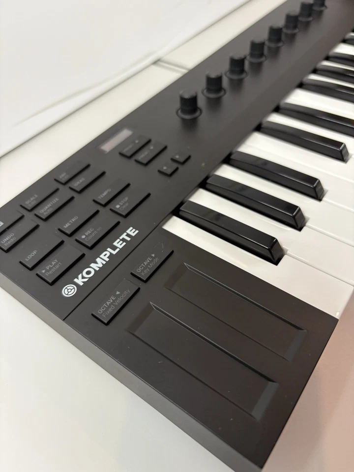 Native Instruments KOMPLETE KONTROL M32 Midi Kontrol Retour - Bild 2 von 4