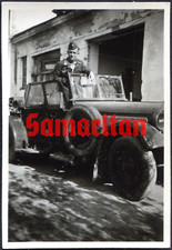 I11/37 WK2 ORIGINAL FOTO DER DEUTSCHEN WEHRMACHT LW BESATZUNG POSIERT AUF MILITÄRFAHRZEUG