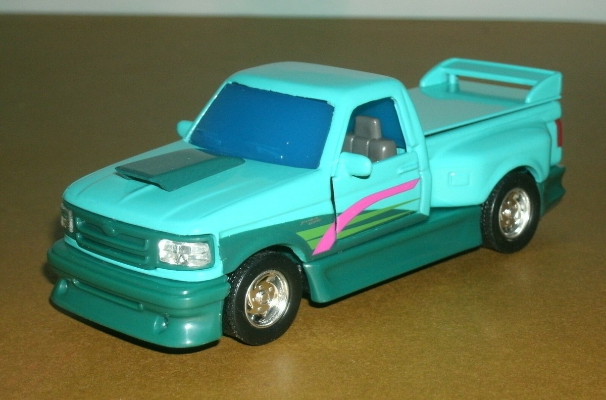 ミニカー FORD F150 Flareside V.I.P. Ford F-150 Pickup Truck Flareside Supercab Red 1/24