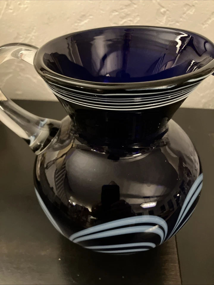 "Jarra de vidrio artístico azul cobalto brillante soplada a mano pluma tirada 7,5"" altura" Foto 3 de 4