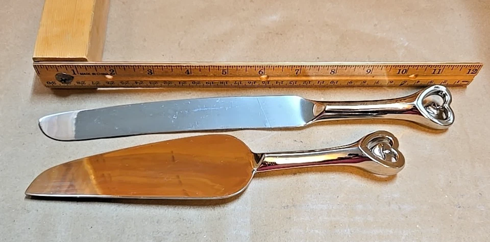 Juego de pastel de boda de acero inoxidable Lillian Rose; cuchillo y servidor Foto 4 de 4