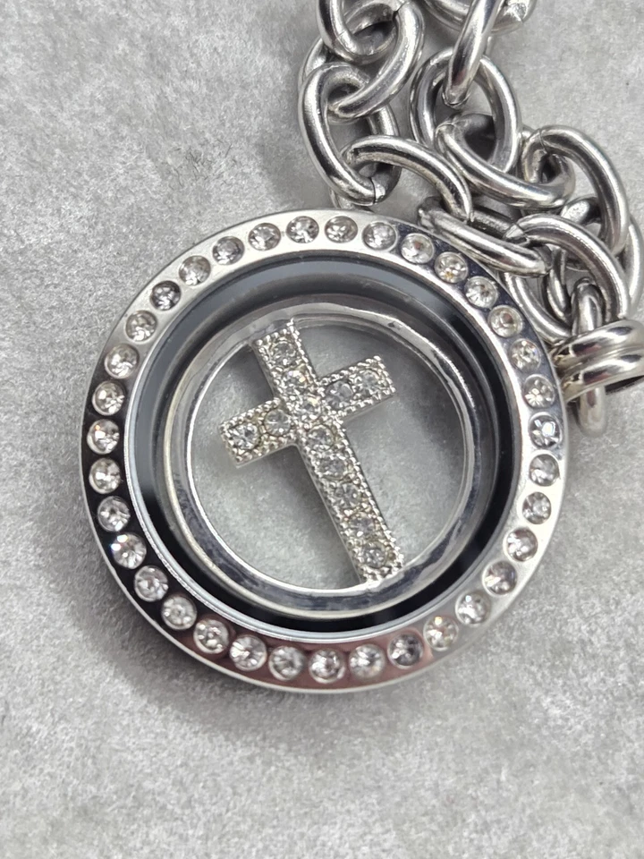 Pulsera Ibb de acero inoxidable con dije de cruz flotante pedrería blanca... Foto 2 de 4