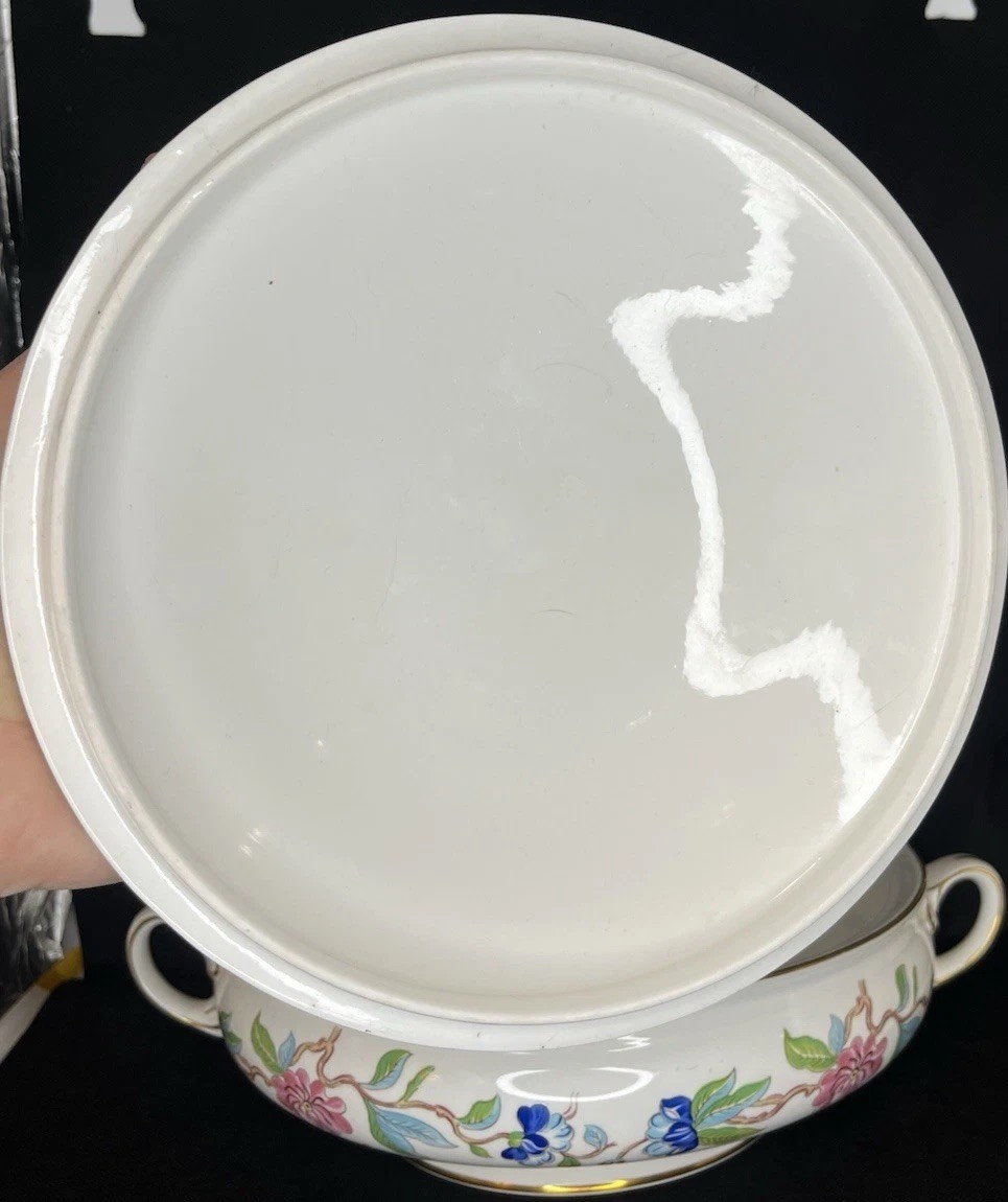 RARE AYNSLEY BONE CHINA PEMBROKE ROUND COVERED VEGETABLE DISH DISCONTINUED