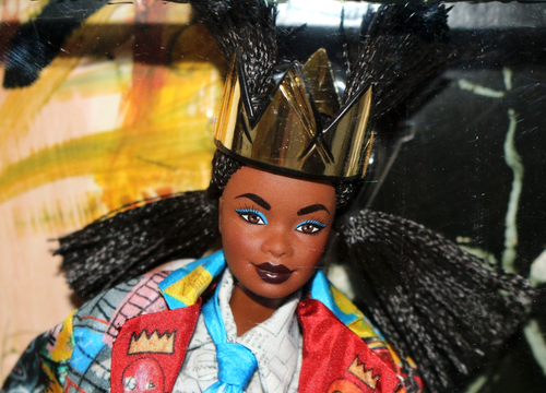 Muñeca afroamericana 2019 AA JEAN-MICHEL BASQUIAT X BARBIE SIGNATURE CORONA DORADA - Imagen 4 de 13