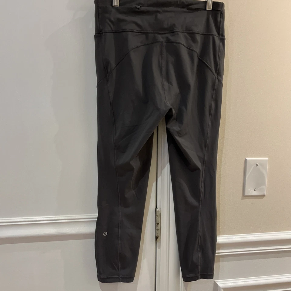 Женские укороченные леггинсы Lululemon Final Lap 23 дюйма 10 цвет темно-карбоновый серый для бега йоги - Изображение 4 из 4