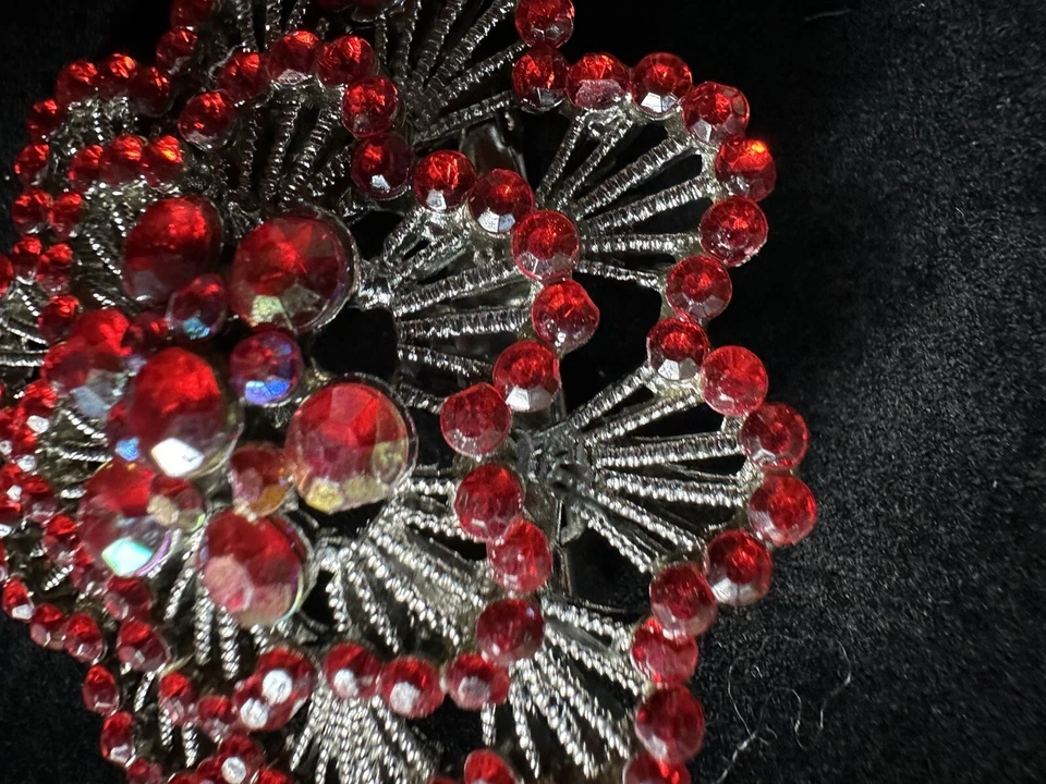 Pequeño broche flor diamante rojo caliente (tono plata) prendedor vintage 3 dimensiones Foto 4 de 4