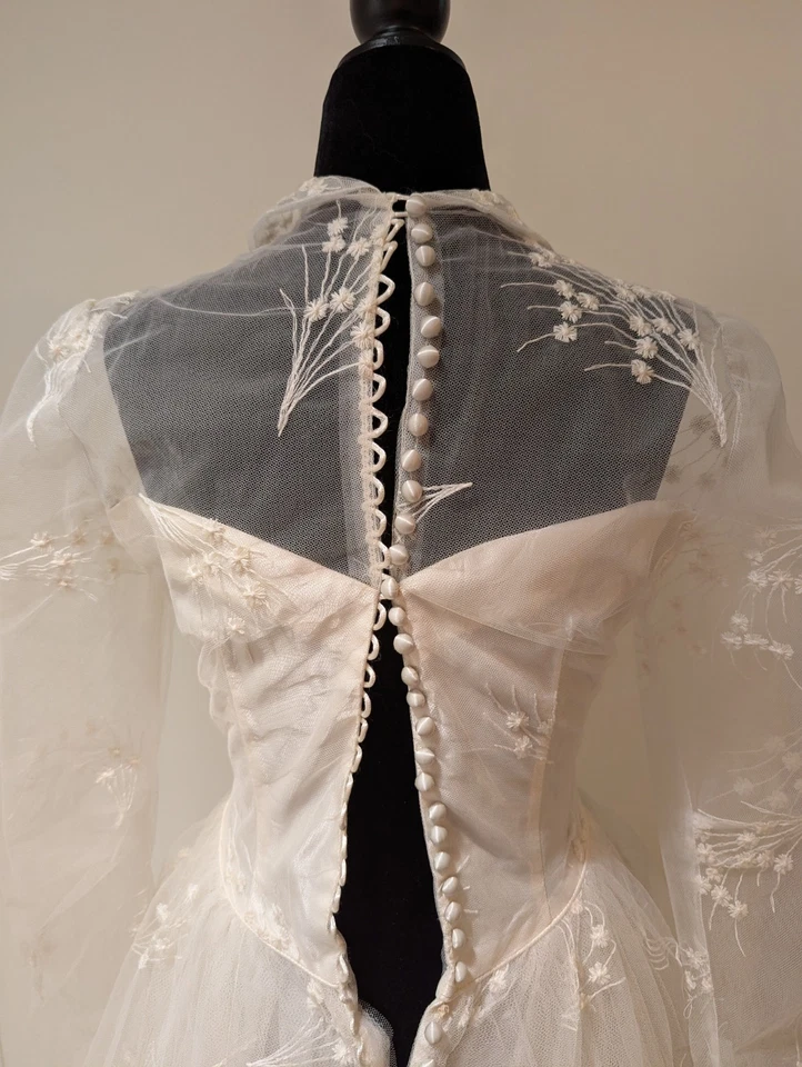 Vestido de novia vintage años 50 Sylvia Ann bordado tul marfil satinado con botones en la espalda Foto 4 de 4