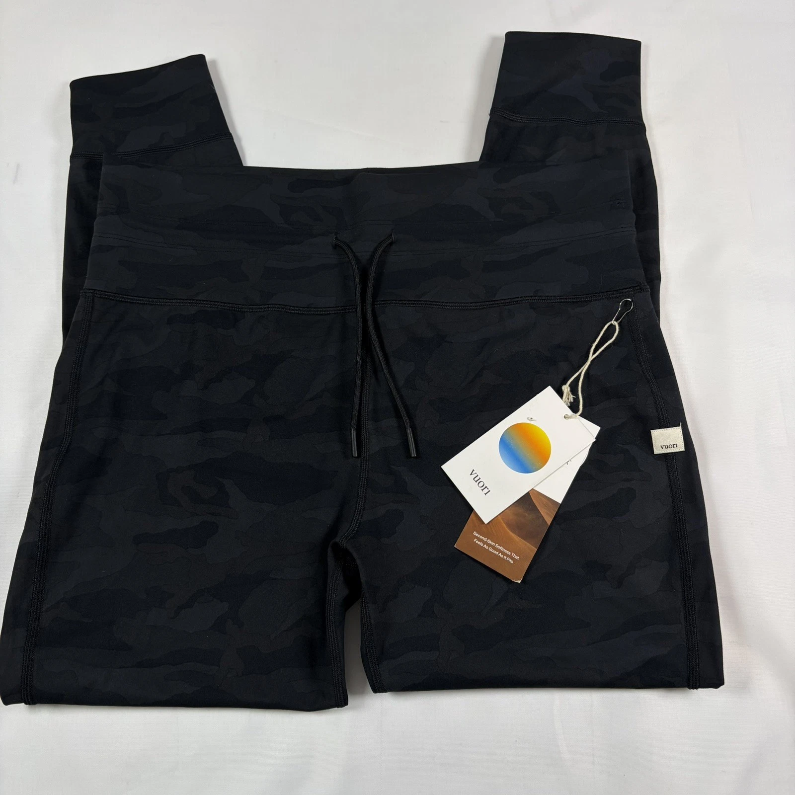 NWT Vuori Daily Black Camo Performance Jogger Pants Women's Plus Size 2XL
Opens in a new window or t