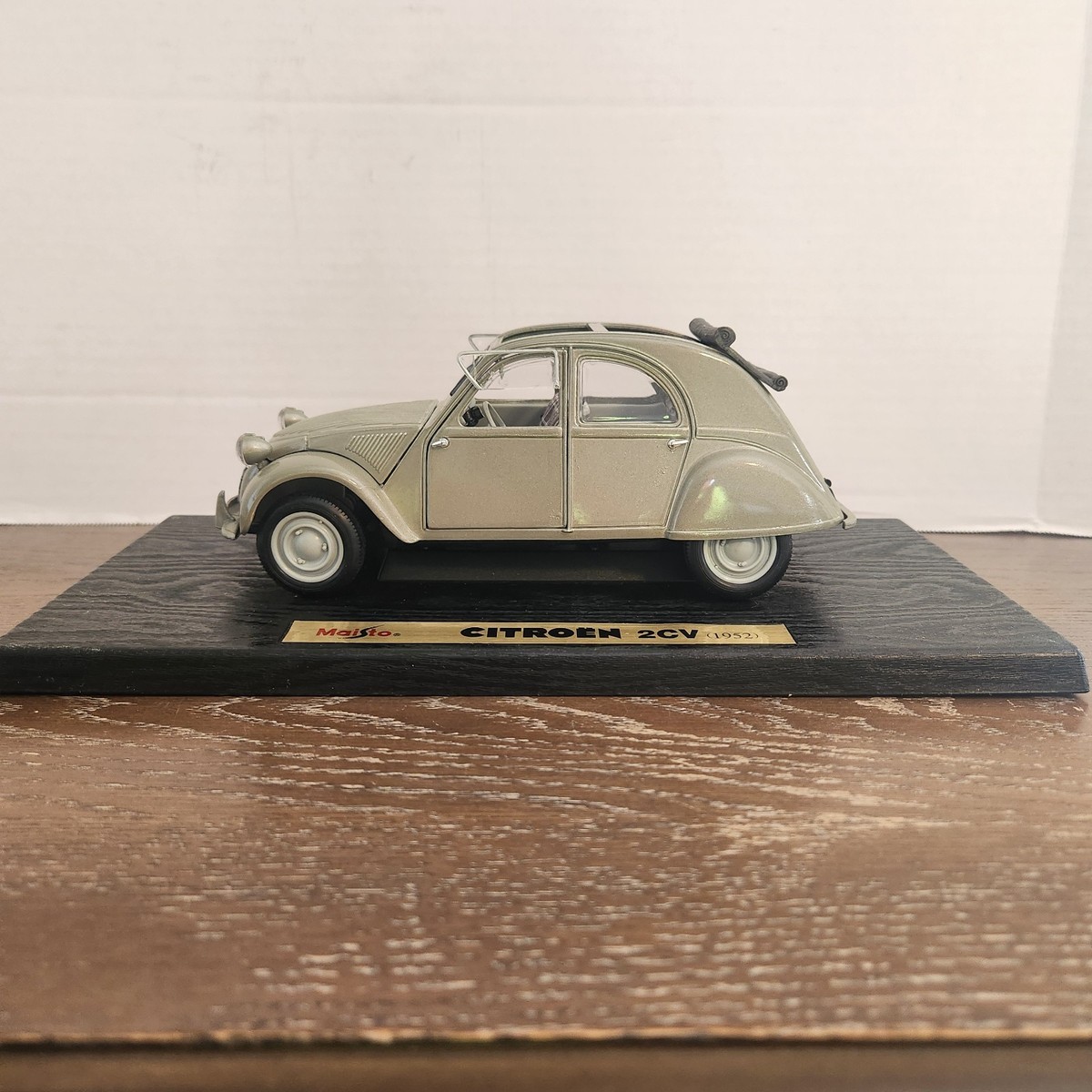 Maisto 1952 Gray Citroen 2CV 1:18 Diecast Car # 31835 With Stand