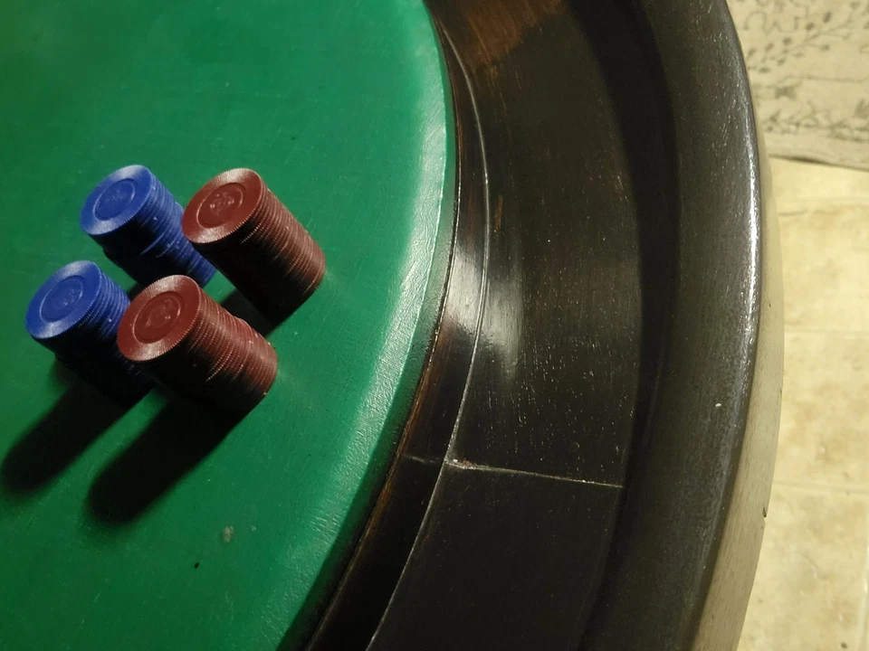 Mesa de poker antigua con tapa de cuero verde. Foto 3 de 4