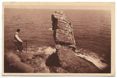 CPA '' POINTE DU RAZ - Baie des Trepassés - Le Menhir