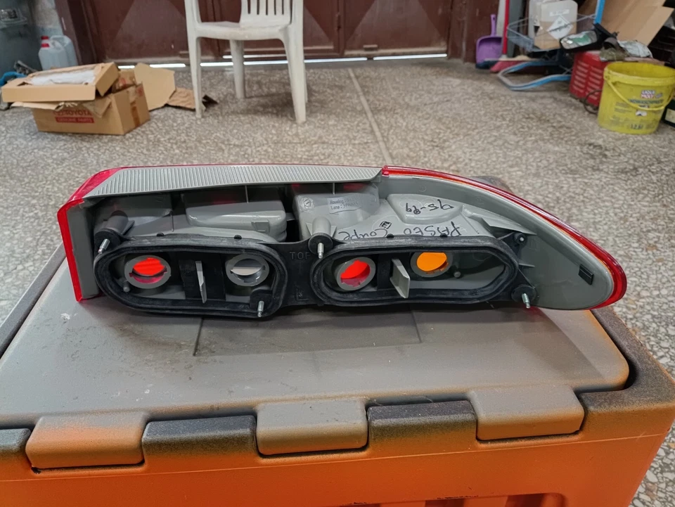 LUZ TRASERA IZQUIERDA TOYOTA PASEO L50 SEGUNDA GENERACIÓN NUEVO GENIUNE Foto 2 de 2